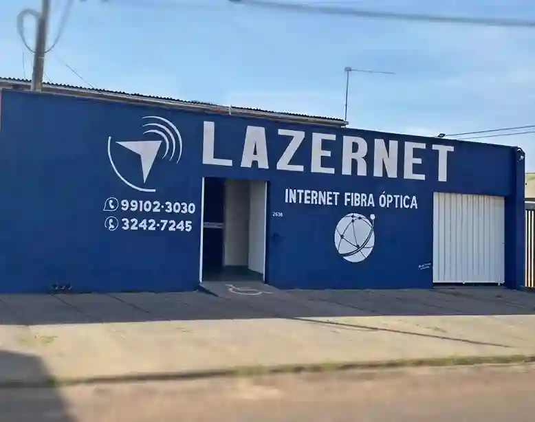 Fachada da empresa Lazernet durante o dia
